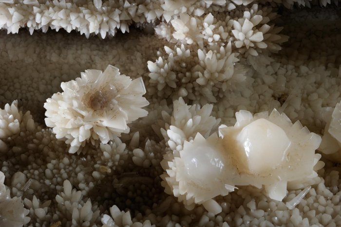 La grotte de l’Aguzou se situe à la limite des départements de l'Aude et de l'Ariège, dans la haute vallée de l'Aude. Elle présente un concrétionnement exceptionnel, notamment des cristaux de calcite et d'aragonite. Des visites guidées sont proposées sous forme de randonnées souterraines.