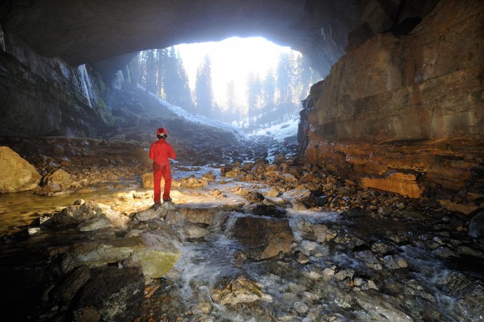 Entrées de cavités, interface entre l'extérieur et le monde souterrain : porches de grottes et puits inondés de lumière