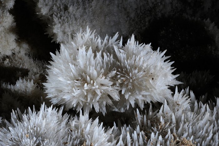 Les cristaux correspondent à un état ordonné de la matière qui n'intervient que dans certaines conditions (température, pression, temps d'évaporation). Ils restent relativement rares dans les cavités naturelles et font généralement l'objet d'une protection appropriée. La calcite (carbonate de calcium) cristallise dans le système rhomboédrique