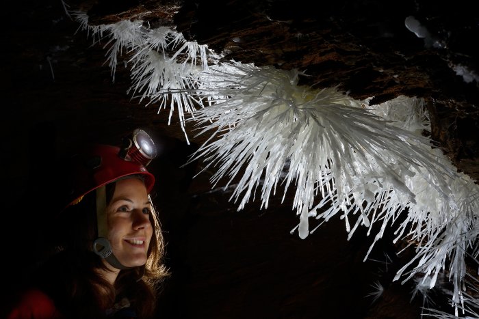Bien que constituée également de carbonate de calcium, l'aragonite est beaucoup plus rare que la calcite. Elle se présente en général sous forme de fines aiguilles dont l'assemblage peut donner des bouquets extravagants aux formes éblouissantes. Mais elle est parfois le constituant de concrétions massives. Elle est présente dans peu de cavités, en raison principalement de conditions de développement bien spécifiques. Il semble en effet qu'elle n'apparaisse que dans des milieux bien aérés à faible hygrométrie (courants d'air asséchants) et en présence de certains éléments en solution.