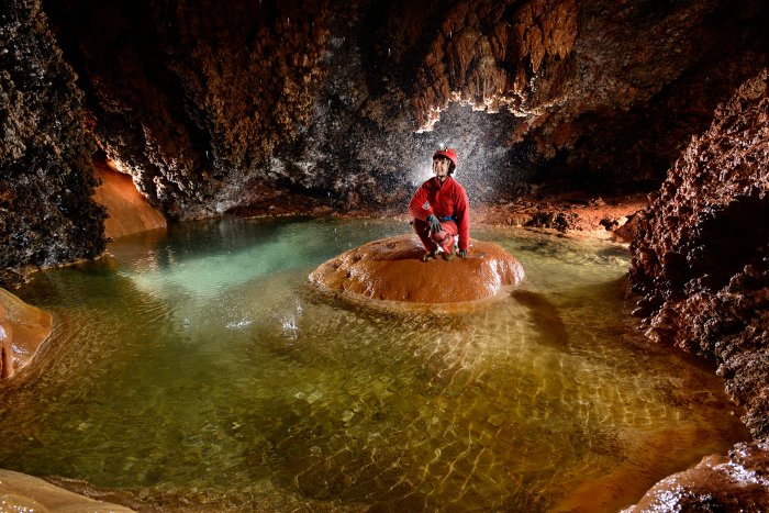 La grotte de Vitalis, dans l'Hérault, s'ouvre dans une ancienne fromagerie souterraine