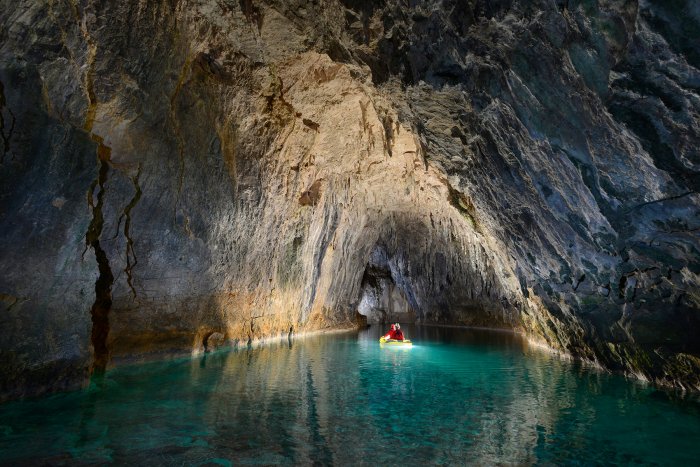 La grotte de Gournier renferme l’une des plus belles rivières souterraines des Alpes. Son entrée est constituée par un magnifique lac souterrain qu'il faut traverser en canot. Ensuite, une progression dans une vaste galerie donne accès la rivière, véritable canyon souterrain avec des eaux limpides s'écoulant sur des dépôts de calcite blanche.