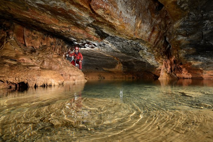 La cavité se situe dans la commune de St Jean et St Paul, sur le Causse du Larzac, à 40 km de Millau. Elle se développe sur 1500 m jusqu'au premier siphon. La première partie avait été aménagée en cave à fromages, aujourd'hui abandonnée. On progresse facilement jusqu'à 450 mètres de l'entrée où l'on rejoint la rivière souterraine. En continuant vers l'amont, on parvient à deux lacs successifs qui en font l'un des principaux attraits.