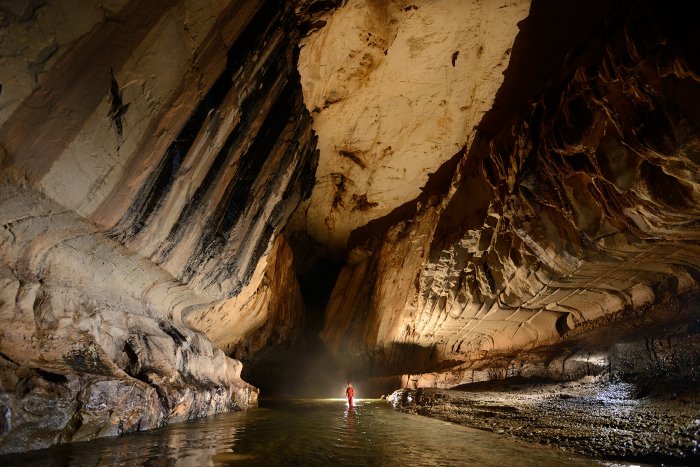 Le parc national du Gungung Mulu se situe sur la partie malaysienne de l'île de Bornéo. Il appartient au patrimoine mondial de l'UNESCO depuis 2000 pour ses cavernes et ses paysages karstiques. Les grottes les plus célèbres sont Good Luck Cave (qui renferme l’une des plus grandes salles du monde), Deer Cave et Clearwater Cave dans laquelle coule une large rivière souterraine