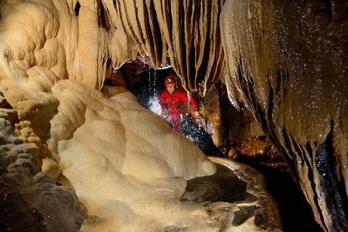Le Karst morave est formé de plateaux peu élevés creusés de nombreuses vallées. Il comprend plus de 1100 cavités actuellement répertoriées. La plupart d'entre elles sont situées à l'intérieur d'un parc national, près du village de Jedovnice