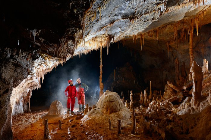 La région du Kras qui s'étend en Slovénie a donné son nom au karst qui désigne une morphologie spécifique à la fois de surface et souterraine, liée à la dissolution du calcaire. Cette région comprend de nombreuses cavités dont la célèbre Grotte de Postojna qui fut aménagée dès 1818 et qui reste la plus visitée d'Europe