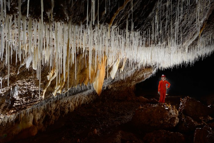 Malgré sa faible superficie, Porto Rico possède quelques grottes de grande dimension parcourues par d'importantes rivières souterraines (sistema de Rio Encantado, cueva de Rio Camuy).