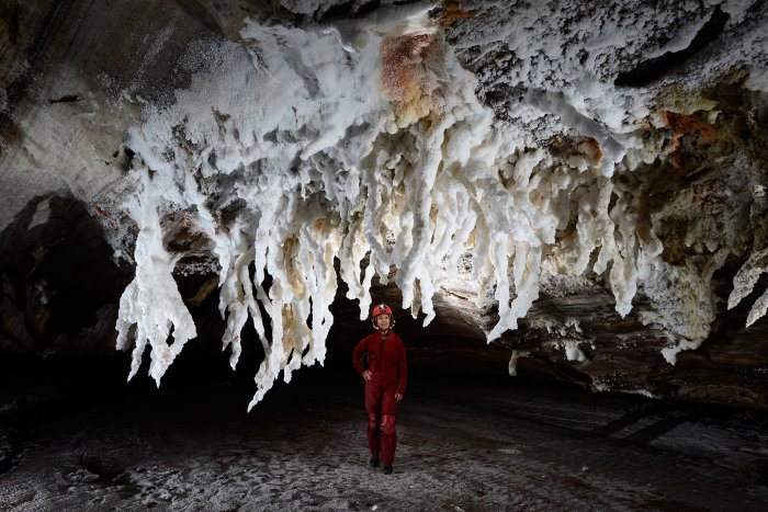 La grotte 3N est située à Namakdan sur l'île de Qeshm au sud de l'Iran. C'est la plus longue du monde se développant dans le sel (6 km). Elle présente des concrétions exceptionnelles. La grotte de KotalehKhor située dans la province de Zanjan, 400 km à l'ouest de Téhéran. Sa première partie est aménagée mais elle comprend ensuite de nombreuses galeries somptueusement concrétionnées. Elle a été retenue pour effectuer un stage de perfectionnement à la photographie souterraine de dix membres de l'ICSA (Iranian Cave and Speleological Associacion)
