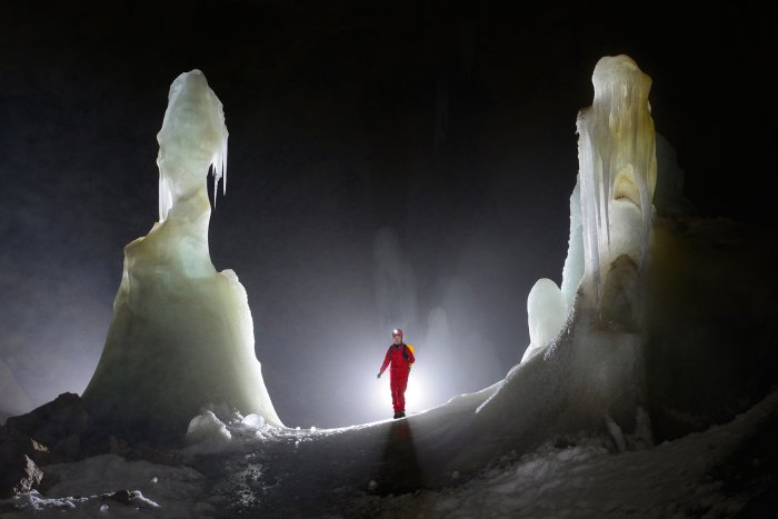 La grotte de Schwarzmooskogel se situe dans le Totes Gebirge, massif calcaire très karstifié situé en Autriche au sud de Salzbourg. Découverte en 1929, elle est réputée pour son névé descendant dans une grande salle comprenant de nombreuses colonnes imposantes. La grotte de glace de Dachstein est une cavité touristique située à quelques minutes de Obertraun dans le Dachstein. Elle présente d'intéressantes concrétions de glace.