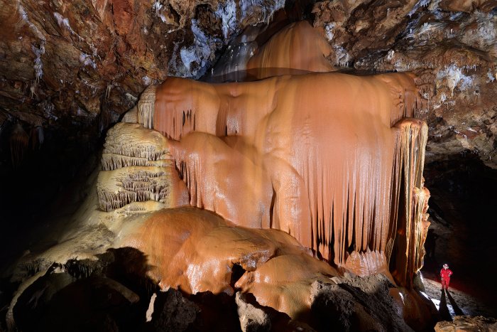 La partie non aménagée de la Grotte de Clamouse recèle tout autant de trésors naturels que celle que peuvent visiter les touristes. Pratiquement toutes les formes de concrétionnement carbonaté y sont présentes depuis les colonnes et coulées de calcite majestueuses jusqu'aux bouquets d'aragonite avec leur fines aiguilles piégeant parfois de minuscules gouttelettes d'eau. un paradis pour les photographes du monde souterrain !