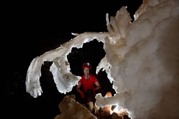 Ces photos ont été prises lors des 4èmes Rencontres Internationales des Photographes du Monde Souterrain (ICPM 4) qui se sont déroulées à Carlsbad, Nouveau Mexique en avril 2018. Cela nous a donné l'occasion de visiter des cavités dans le Parc National de Carlsbad (Lower Passge et New Mexico dans Carlsbad Cavern, Slaughter canyon Cave) et aux alentours (Bobcat Cave et Sitting Bull Falls Cave). Nous avons enchaîné avec une semaine dans la région des High Guadalupe Mountains (ou "High Guads"), qui recèle d'autres cavités intéressantes : Hell Below, Cottonwood Cave (Main Passage et Second Parallel) et Cave Tree Cave situées sur le territoire de Lincoln National Forest. Nous tenons à remercier les organisateurs des Rencontres, Dan Legnini et Peter Jones, ainsi que Martha et Norman Thompson qui ont organisé le camp des High Guads, sans oublier tous les spéléos américains qui ont prêté main forte pour l'organisation et nous ont servi de guides et d'assistants dans les cavités, ce qui nous a permis de faire des photos dans les meilleures conditions possibles.
These pictures were taken in April 2018 during the 4th International Meeting of Cave Photographers (ICPM 4) which took place in Carlsbad, New Mexico. That gave us the opportunity to visit some caves in Carlsbad National Park (Lower Passage and New Mexico in Carlsbad Cavern, Slaughter Canyon Cave), and in the surroundings (Bobcat Cave and Sitting Bull Cave). Then, we spent another week in the High Guads, where there are many other interesting caves : Hell Below, Cottonwood Cave (Main Passage and Second Parallel), and Cave Tree Cave, all situated within Lincoln National Forest. We would like to thank the organisers of ICPM, Dan Legnini and Peter Jones, as well as Martha and Norman Thompson who organised the High Guads post camp. Let's not forget all the american cavers who volunteered for organising these events and who also guided us and helped us in caves, which allowed us to take pictures in the best possible conditions.