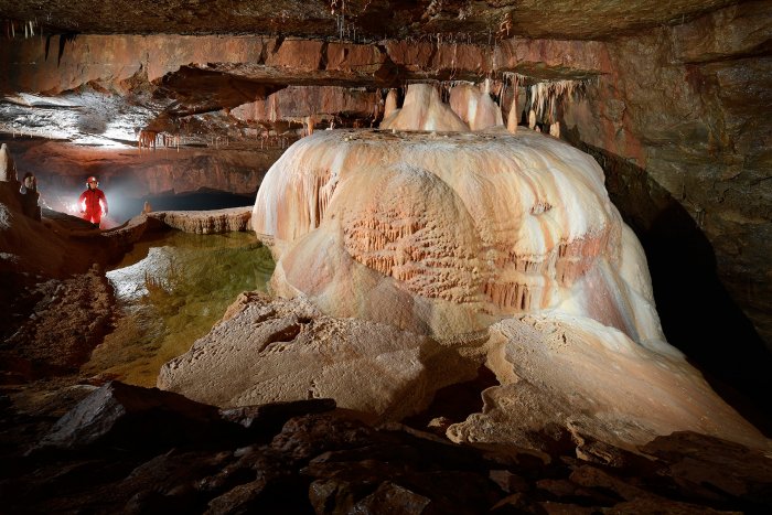 la grotte du Cirque est située à côté du village d'Assier dans le Lot. Elle est comprise dans le Parc Naturel régional des Causses du Quercy. Elle présente un important concrétionnement, classique mais d’une grande pureté, comprenant de très belles colonnettes et de rares coupelles de calcite d’une blancheur remarquable. Une commission technique veille à la conservation de ce monument naturel.