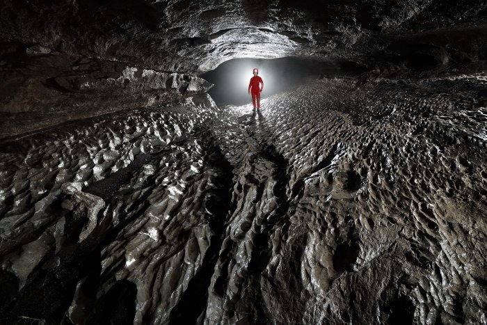 Photo spéléo dans deux cavités mythiques de Suisse (Grotte de Vallorbe et Grotte du Hölloch) avant d'aller en Autriche pour le 12ème rassemblement d'Eurospeleo à Ebensee. Au passage entre les deux, nous nous sommes arrêtés à Königssee pour faire quelques photos dans Eiskapelle, cavité qui s'est formée sous un grand névé. Nous étions en charge d'animer un stage de photographie souterraine de trois jours dans le cadre d'un pré-camp au congrès. Nous avons ainsi fait des photos dans trois cavités de la région (GasselTropfsteinhöhle, Schwarzenbachloch et Hirlatzhöhle) avec un groupe variant de cinq à neuf participants, le tout dans une ambiance très sympathique.