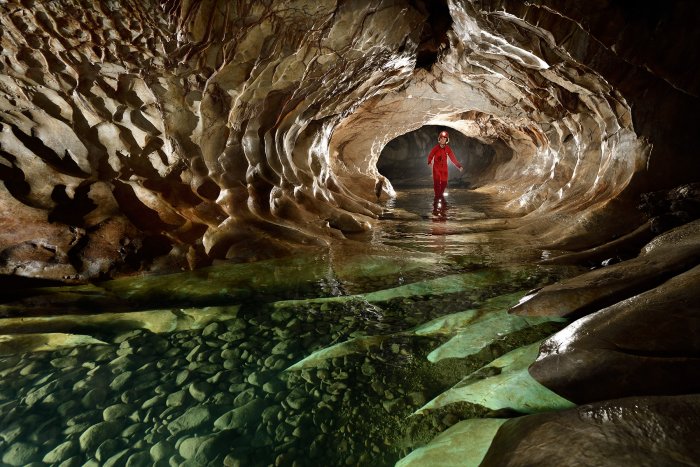 Les 5èmes Rencontres Internationales des Photographes du monde souterrain qui se sont déroulées à Akiyoshidai (pref. Yamaguchi) du 17 au 24 mars 2019 nous ont donné l'occasion de visiter le Japon. Nous avons donc fait des sorties spécifiquement dédiées à la photo dans les grottes de la région de Mine city, l'une des principales zones karstiques du Japon : Terayama, Akiyoshi Do, Kagekiyo Ana, et dans Maroboshi (pref. d'Hiroshima). Deux sorties supplémentaires ont été organisées dans la région karstique de Hiraodai plateau, sur l'île de Kyushu, où nous avons pu voir les grottes de Seiko - Kutsu (Blue Dragon Cave) et Majiro-do. Plus tard, nous avons passé un weekend au pied du mont Fuji pour explorer les grottes de lave de Funatsu Tainai Lava Tree Mold, Fujiketsu Ice cave et Mont Fuji cave. Un grand merci à toute l'équipe des spéléos japonais organisateurs, en particulier Satoshi Goto et Yukiko Nakagomi qui n'ont pas ménagé leurs efforts pour nous montrer quelques unes des plus belles cavités du pays et Takashi Someya qui nous avait préparé un beau programme pour nos deux jours à Hiraodai. N'oublions pas les nombreux spéléos qui ont prêté main forte à l'organisation, nous ont guidé dans les cavités et nous ont fourni une précieuse aide pour les séances photo.
The 5th International Cave Photographers Meeting which took place in Akiyoshidai (pref. Yamaguchi) from March 17 to 24 gave us the opportunity to visit Japan. So we could do some photo trips in the caves of Mine City region, one of the main limestone areas of the country : Terayama, Akiyoshi Do, Kagekiyo Ana, et dans Maroboshi (Hiroshima pref. ). Two additionnal trips were organised in the Hiraodai limestone region, on Kyushu Island, where we visited Seiko - Kutsu (Blue Dragon Cave) and Majiro. Later, we spent a weekend in Mt Fuji area to explore the lava tubes Funatsu Tainai Lava Tree Mold, Fujiketsu Ice cave and Mt Fuji cave. We would like to thank the Japanese organising team, especially Satoshi Goto and Yukiko Nakagomi, who did not spare their efforts to show us some of the best caves of their country, as well as Takashi Someya who had set up such a nice schedule for our two days in Hiraodai. Let's not forget all the local cavers who accompanied us, guided us and gave us a valuable assistance for the photo sessions in caves.