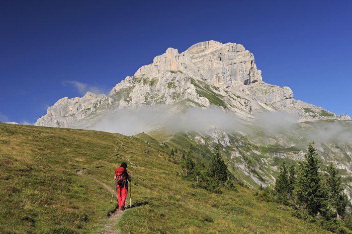 Les sentiers de randonnée permettent de découvrir la montagne sous tous ses aspects : lacs et torrents glaciaires, crêtes rocheuses aériennes, vallées boisées et vastes panoramas qu'on peut voir depuis les sommets.