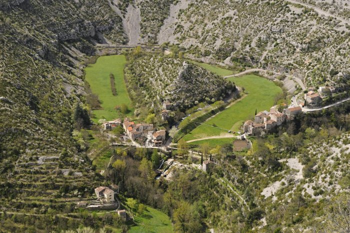 La région du Languedoc Roussillon est riche en paysages naturels très variés avec ses Causses arides, ses vallées cévenoles, ses vignobles et ses lacs.