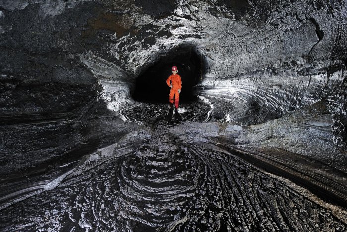 Big Island, l'une des huit îles principales constituant l'archipel d'Hawaï, est le plus gros massif volcanique du monde. La lave provient d’un point chaud, situé à environ 300 kilomètres de profondeur. C'est sur cette île que se trouvent les tubes de lave les plus importants au monde, notamment Kazamura Cave dont le développement dépasse 60 km avec un dénivelée est plus de 1200 m. Leur exploration révèle une grande variété de couleurs et de paysages