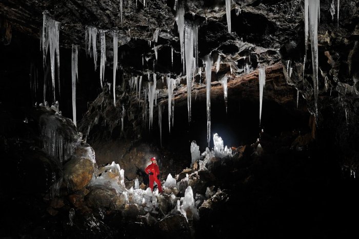 Exploration spéléologique dans les tubes de lave d'Islande en hiver avec des concrétions de glace