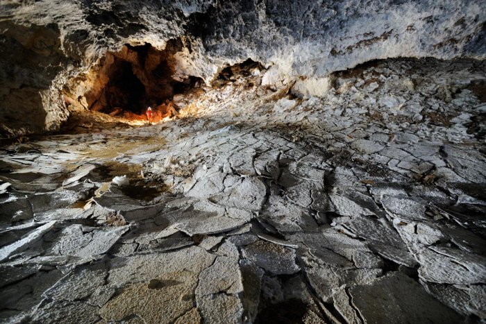 La ville de Budapest renferme dans son sous-sol un karst hydrothermal comprenant plus de 170 cavités connues. Le Karst d’Aggtelek, au nord-est de la Hongrie, a été intégré au patrimoine de l’Unesco en 1995. La cavité la plus remarquable est Baradla Barlang qui présente un développement de 25 kilomètres
