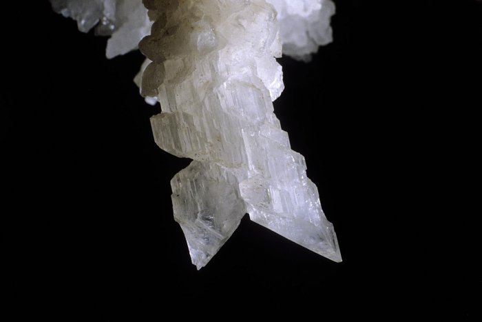 On peut également trouver dans certaines cavités des concrétions de gypse (ou sulfate de calcium) se présentant sous forme de fleurs, de filaments ou de crosses. Ce minéral peut provenir de couches contenant du sulfate de calcium ou d'impuretés présentes dans les calcaires contenant du soufre (comme les pyrites). Bien que ce soit un minéral relativement courant dans les formations carbonatées, les concrétions qu'il forme sont plutôt rares dans les cavités, car elles ne peuvent se former que par évaporation de l'eau. Ces concrétions très fragiles présentent une grande précarité géologique.