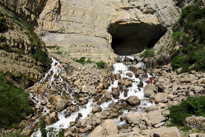 L’une des caractéristiques principales des aquifères karstiques est d’évoluer vers une organisation et une hiérarchisation des écoulements souterrains autour d’une structure de drainage aboutissant à un nombre restreint d’exutoires. Le débit des sources karstiques peut ainsi être très important. Leur position dans des gorges associée à la couleur verte de l’eau en font des sites très photogéniques. Les termes sont utilisés pour caractériser les sources selon que les eaux proviennent de pertes d’écoulements de surface ou uniquement des infiltrations des eaux de pluie à travers les massifs.