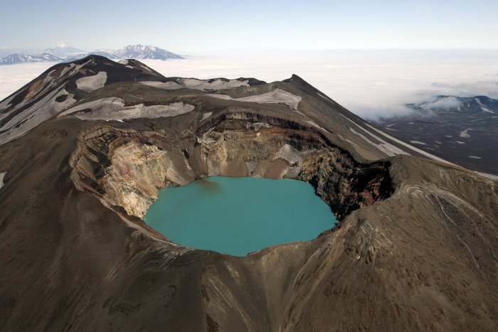 La péninsule du Kamtchatka, à l'extrémité orientale de la Russie, est traversée par deux chaines de 160 volcans qui font partie de la ceinture de feu du Pacifique. Une trentaine d'entre eux sont particulièrement actifs. Le joyau est sans aucun doute la vallée des geysers, classée au patrimoine mondial de l'UNESCO