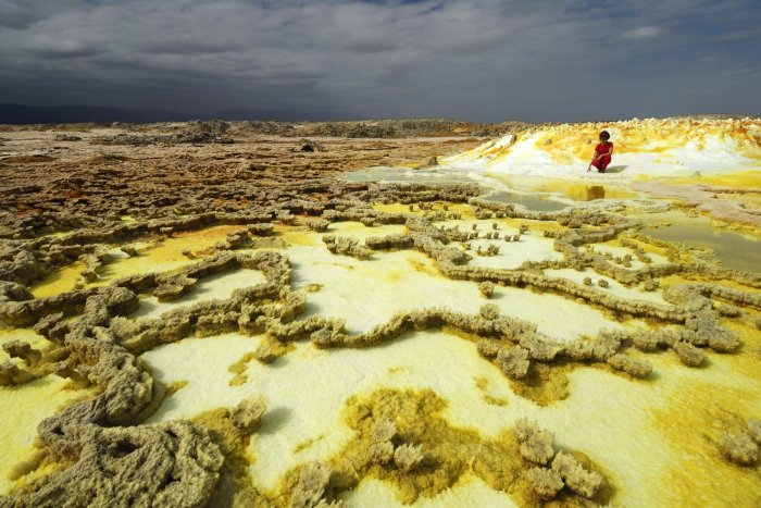 De la Mer Rouge au Mozambique, le rift casse l'est africain et tente de le scinder en deux. Cette gigantesque cassure est constellée de volcans. Dans la dépression du Danakil au nord de l'Ethiopie, se trouvent deux volcans uniques en leur genre; l'Erta Halé et le Dalol. L'Erta Halé est remarquable pour son lac de lave en fusion qui bouillonne dans son cratère. C'est un volcan au relief aplati, de 700 mètres de dénivelée et de 7 km de diamètre. On peut descendre sans difficulté sur une plate-forme dominant le lac qui bouillonne 50 mètres plus bas. Il faut se munir de masques à gaz car les émanations sont suffocantes. C'est la nuit que le spectacle de cette immense marmite de feu est le plus saisissant. Des moments d'activité intense au cours desquels jaillissent des fontaines de lave alternent avec des accalmies où la surface se solidifie momentanément en une croûte noire frangée de rouge. Le Dalol est un volcan surgi au milieu du lac de sel Asalé. Sa surface témoigne d'une activité tectonique importante. Les zones actives sont dues à la remontée d'eau thermale chargée de minéraux par les fractures du sol. Le mélange de ces minéraux et du sel de la surface donnent naissance à des paysages étonnants : champignons de sel, monticules de couleur pareils à des œufs d'alien crachant des vapeurs toxiques, flaques d'acide couleur émeraude bordées de gours de soufre jaune vif. On comprend pourquoi les Afars considèrent le Dalol comme un lieu maléfique.