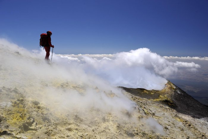 Point culminant de la Sicile, l'Etna est le plus grand volcan en activité d'Europe et l'un des plus actifs au monde. Du haut de ses 3323 m, il domine Catane et toute la côte ionienne, très peuplée. Il fait partie d'un parc national qui englobe non seulement son sommet mais ses flancs, les déserts de lave et les forêts qui l'entourent. Il est possible d'approcher le colosse fumant par son versant sud où le refuge Sapienza constitue le point de départ le plus fréquenté. Téléphérique et 4X4 permettent de monter à mi-pente, puis il faut grimper par un sentier en lacets dans les cendres jusqu'à la Boca Nueva, cratère béant rempli d'épaisses fumées. De là on peut atteindre la dépression de la Valle del Bove immense caldeira sur le flanc est du volcan par où s'épanchent les coulées récentes, bien visibles de nuit. L'ascension se fait également par le versant nord et le refuge Citelli. C'est un itinéraire plus sauvage et moins fréquenté de 1500 m de dénivelée, nécessitant une longue journée de marche
