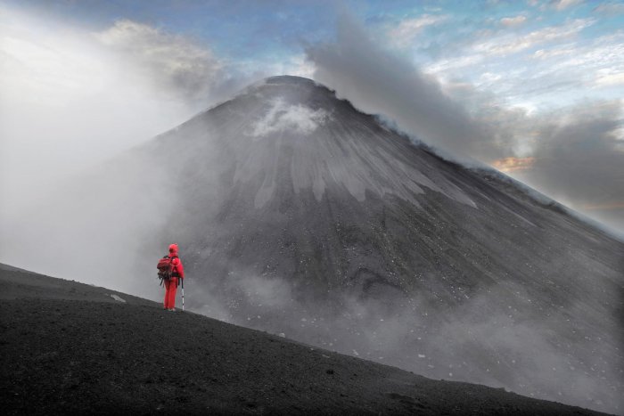 Le Sulawesi, appartenant à l’Indonésie, forme la partie nord de l'île de Célèbes. Il comprend plusieurs volcans actifs dont le Soputan et le Lokon