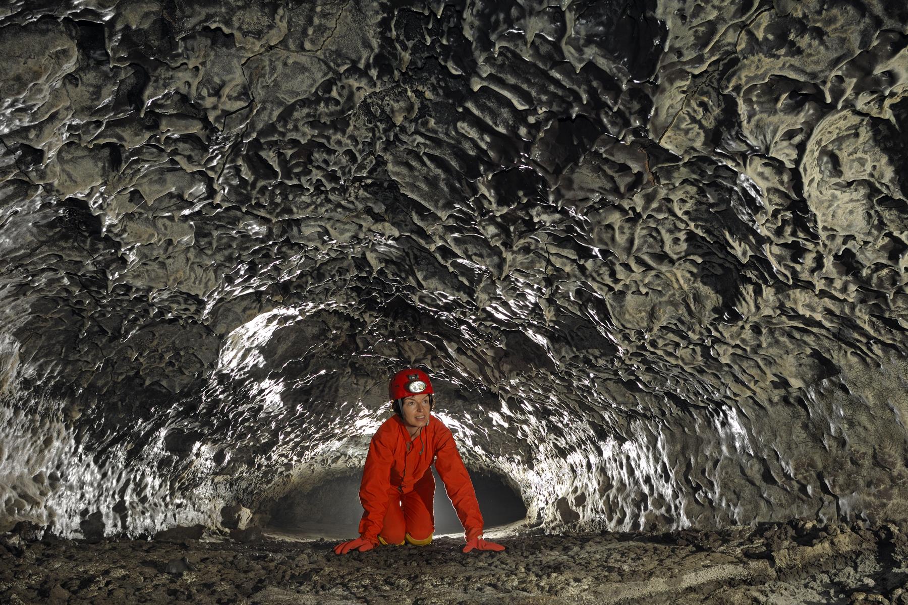 Hawaï (USA) - Tube de lave - Maelström Cave - Ramping dans une galerie basse avec "chocolate drops" au plafond