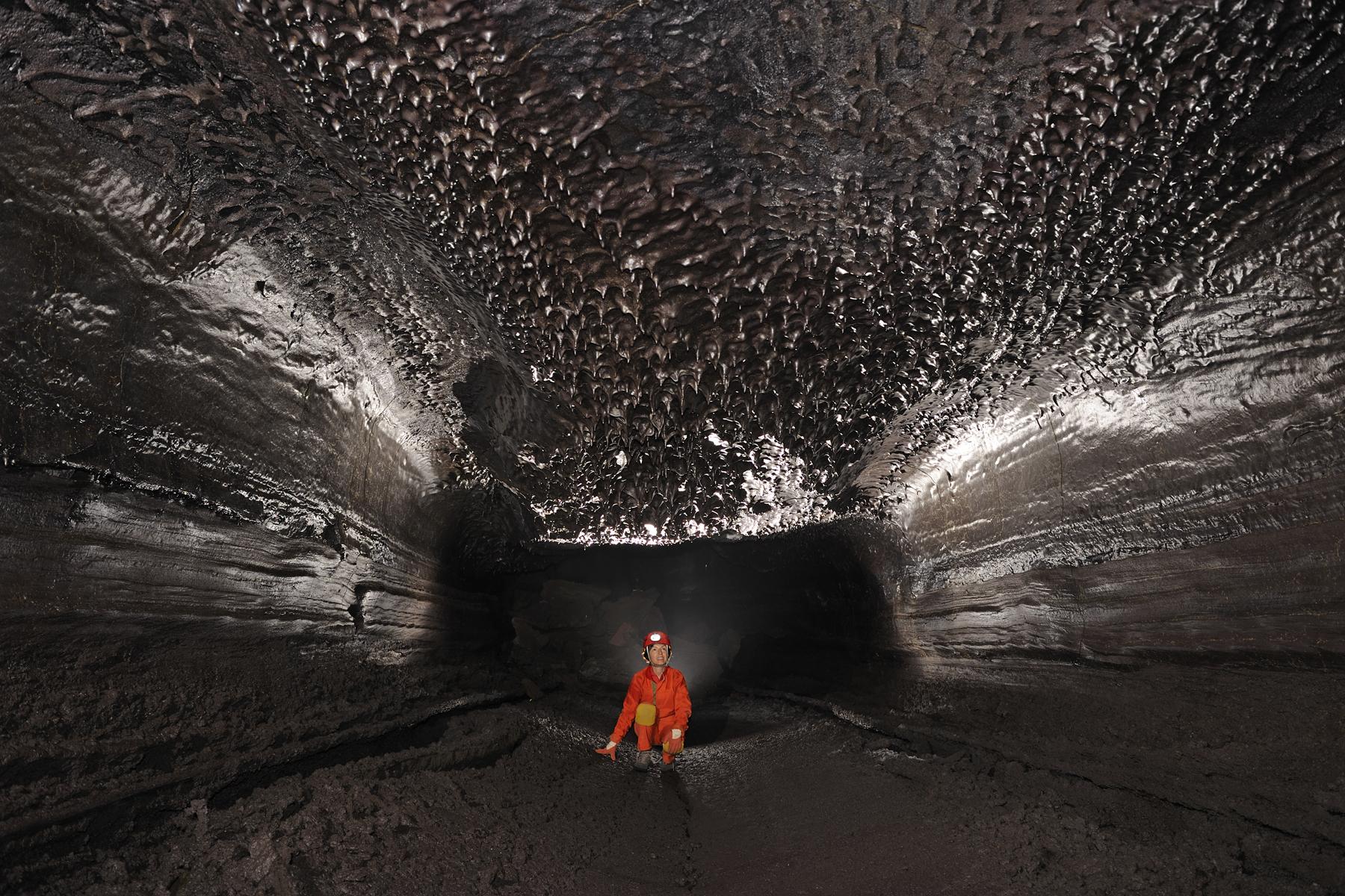 Hawaï (USA) - Tube de lave - Kazamura cave - Galerie avec "chocolate drops" au plafond (stalactites de lave fondue)