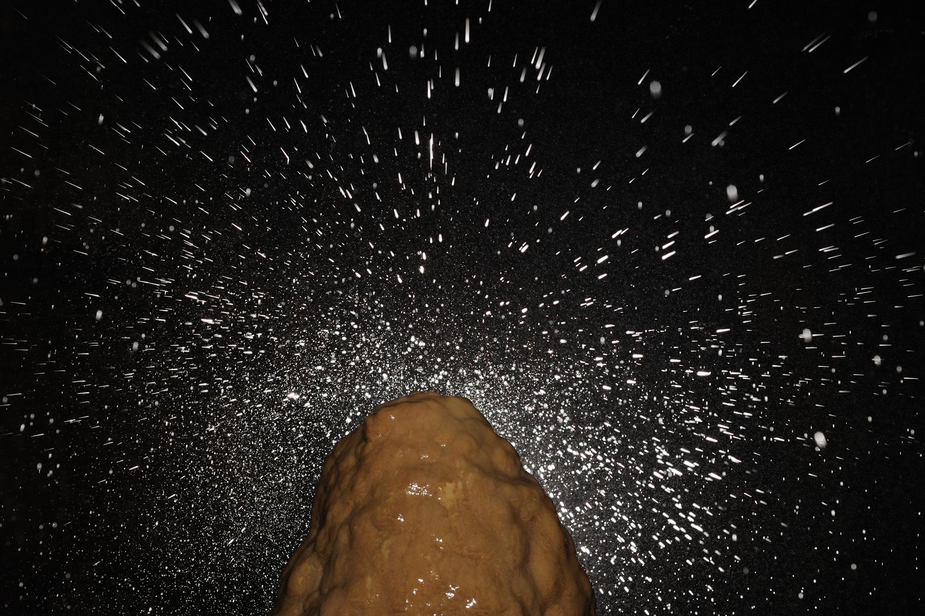 Grotte de Vitalis - Gouttes éclatant sur une stalagmite