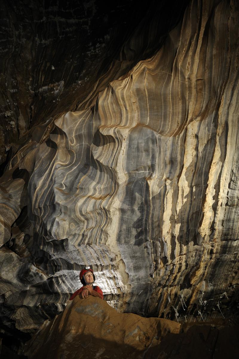 Grotte de Roquebleue (Hérault) - Plafond de galerie constitué par les marbres du Dévonien