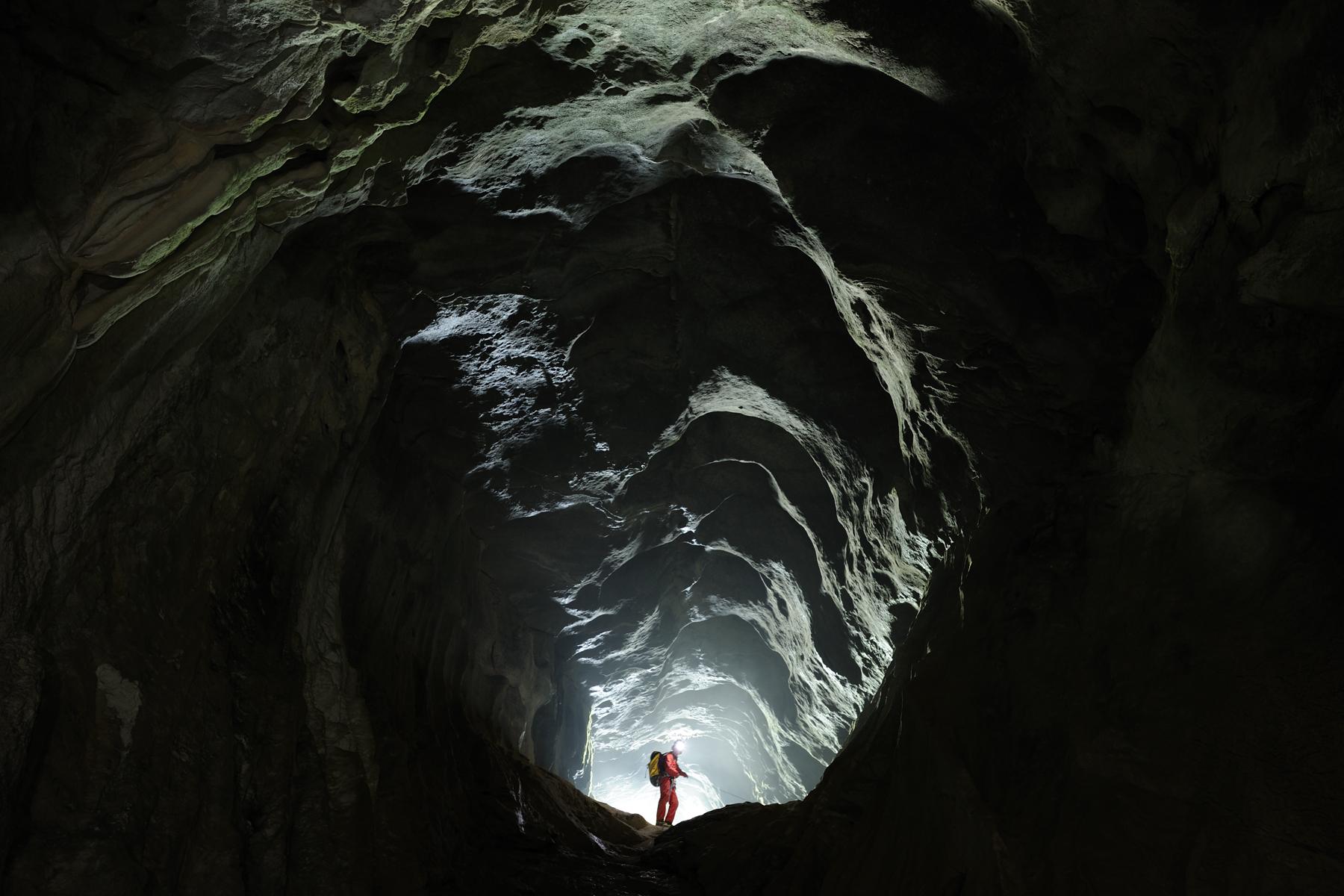 Grotte Favot (Vercors, Isère). Galerie d'entrée en contre-jour (Août 2008, Nikon D3)