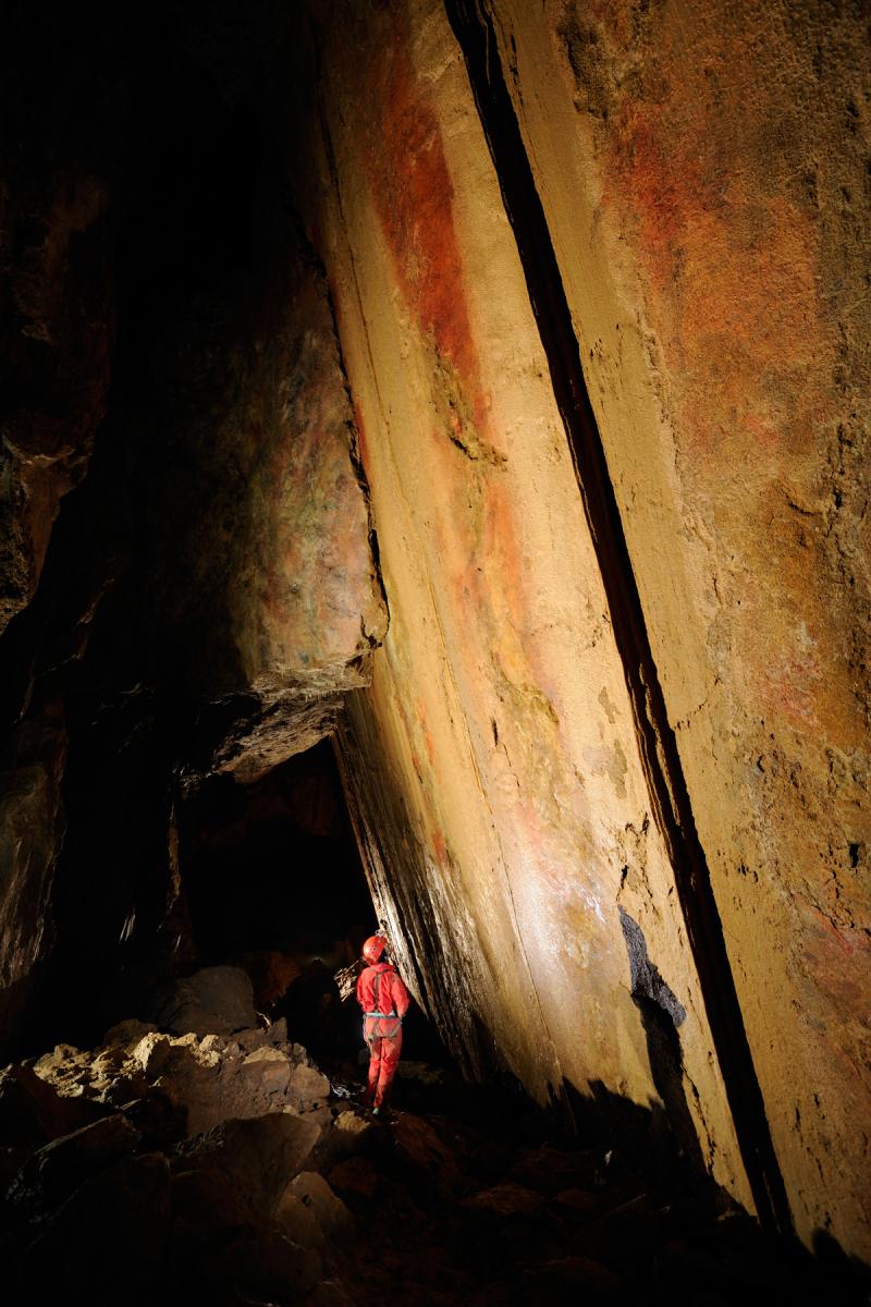 Grotte du TM 71 - Spéléo au pied d'un grand miroir de faille.