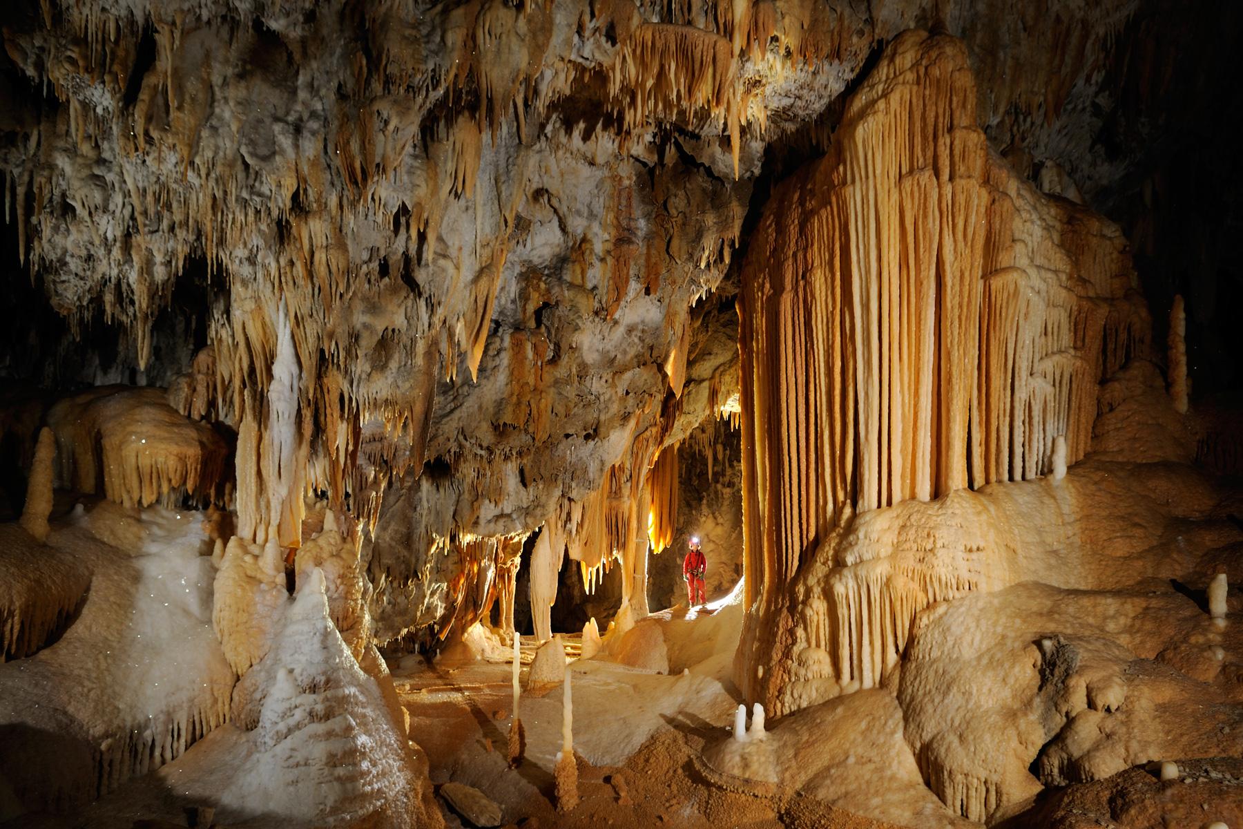 Grotte de l'Aguzou (Aude) - Grande salle concrétionnée