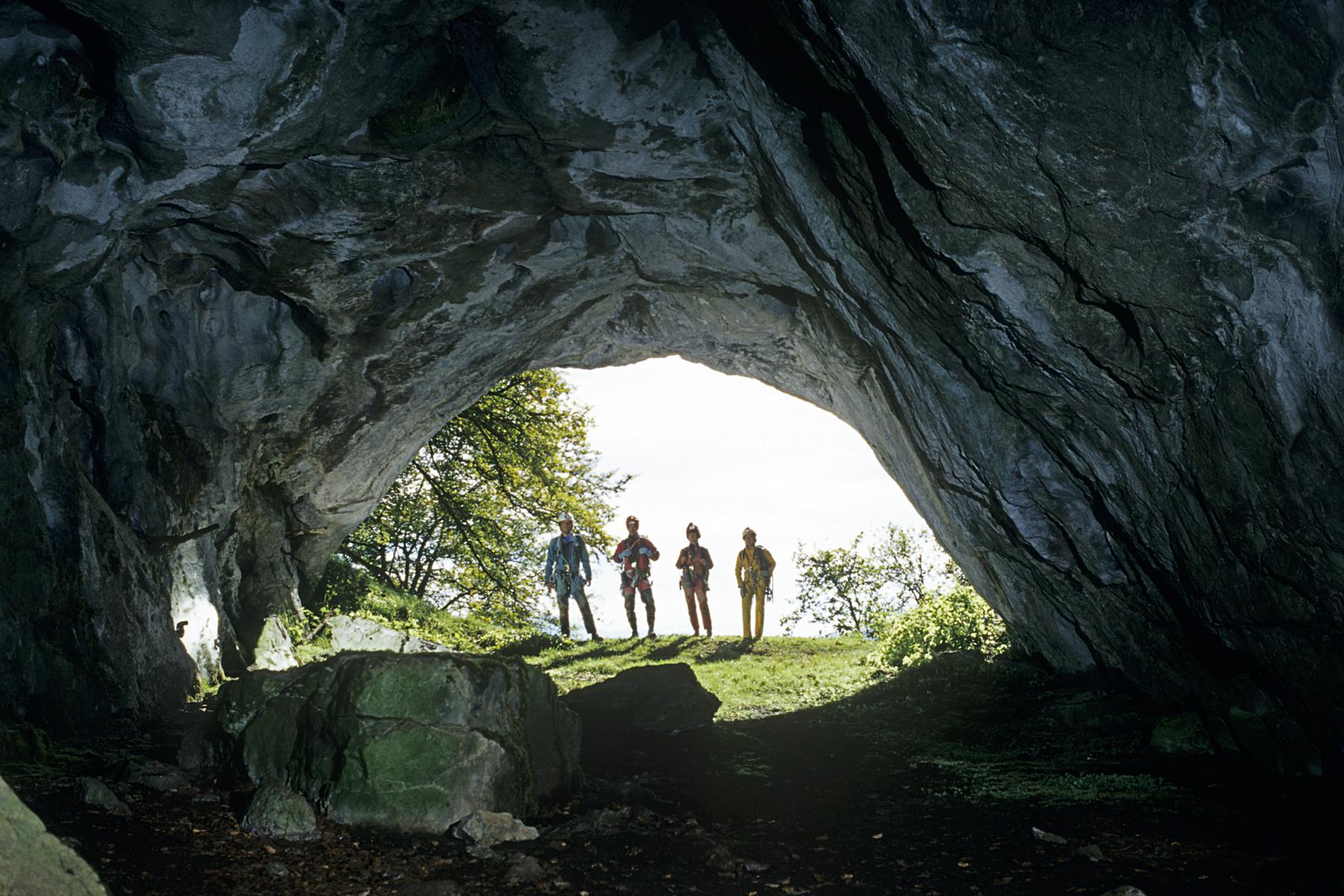Groupe de spéléologues dans l'entrée inférieure de la Grotte de Burtetch (Haute-Garonne). Cette cavité constitue une traversée (Octobre 2000, Nikon FM2)