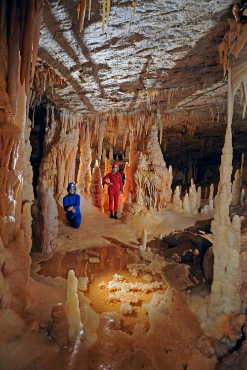 Grotte du Cirque (Lot) - Petite salle avec gours cristallisés deux spéléos en arrière plan)(SP 10-0646)