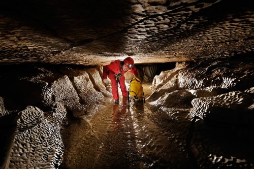 Lower Long Churn (Ingleton, Yorkshire) - progression dans galerie basse avec petite rivière(SP 11-0351)