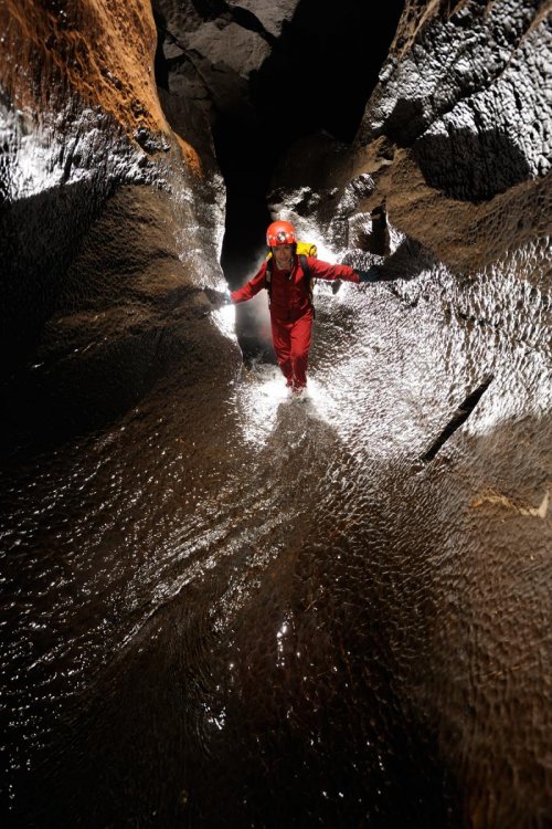 Ogof Ffynnon Ddu (Penwyllt, South Wales) - Progression dans rivière souterraine(SP 11-0254)