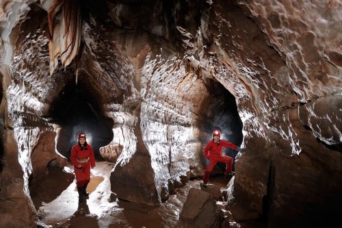 Ogof Ffynnon Ddu (Penwyllt, South Wales) - Galerie double (avec deux spéléos)(SP 11-0216)