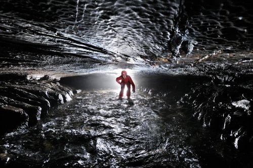 Porth yr Ogof (Ystradfellte, South Wales) - Spéléo remontant la rivière souterraine dans galerie basse sur joint de stratification(SP 11-0177)