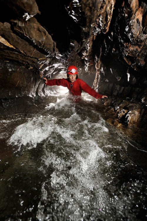 Porth yr Ogof (Ystradfellte, South Wales) - Spéléo progressant dans l'eau (SP 11-0172)
