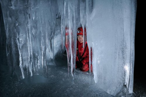 Eiskogelhöhle (Tennengebirge, Autriche) - Spéléologue derrière stalactites de glace(SP 11-0506)