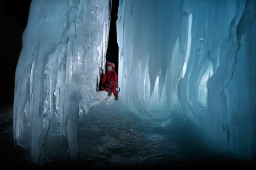 Eiskogelhöhle (Tennengebirge, Autriche) - Spéléologue devant stalactites de glace(SP 11-0500)