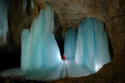 Eiskogelhöhle (Tennengebirge, Autriche) -  Spéléologue au pied d'une "cathédrale" de glace (vue d'ensemble)(SP 11-0477)