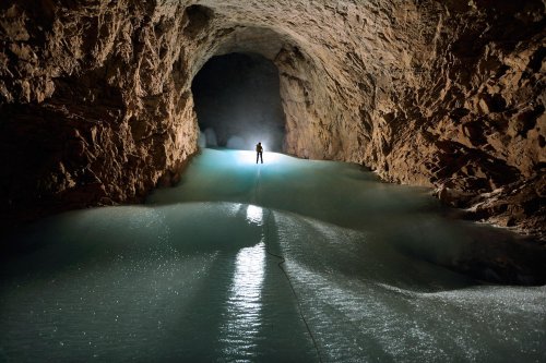 Eiskogelhöhle (Tennengebirge, Autriche) - Spéléologue descendant une "rivière" de glace (avec contre-jour)(SP 11-0468)