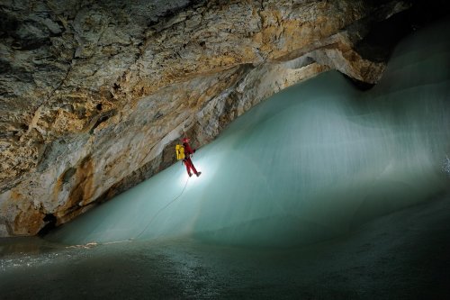 Eiskogelhöhle (Tennengebirge, Autriche) - Spéléologue descendant une coulée de glace(SP 11-0447)
