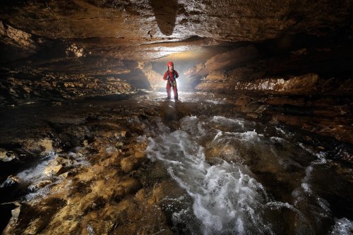 Combe aux Prêtres (Côte d'Or) - La rivière du gouffre avant le siphon(SP 11-0722)