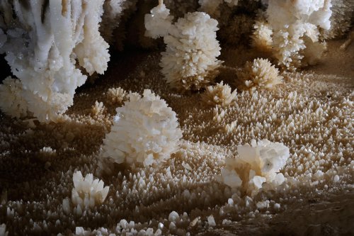 Grotte de l'Aguzou (Aude) - Cristaux de calcite au fond d'un gour(SP 11-0919)